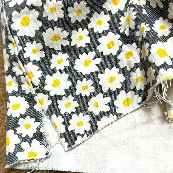 Zara Daisy Floral High Waist Denim Shorts Button Fly Size 0 Coastal Resort - Picture 7 of 9